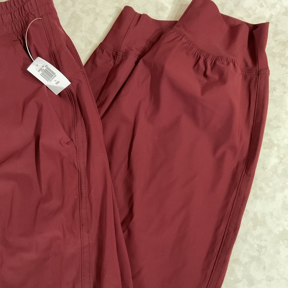 NWT Old Navy women’s high rise sleek tech go dry Burgundy Jogger large tall - Picture 3 of 7